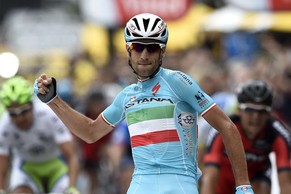 Vincenzo Nibali holt sich den Etappensieg und das Leadertrikot.