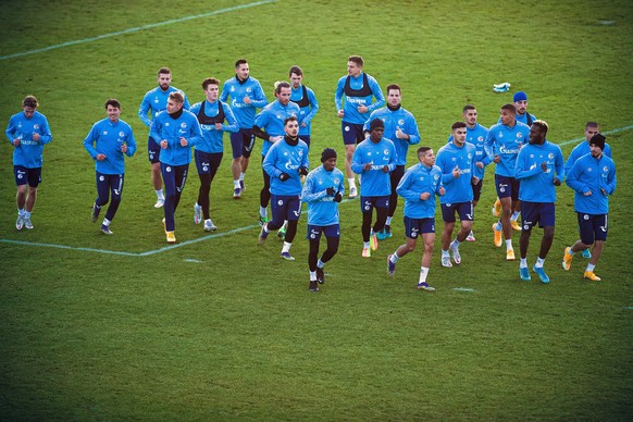 epa08892085 Schalke players warm up during their team&#039;s training session with new interim head coach Huub Stevens (not pictured) in Gelsenkirchen, Germany, 18 December 2020. German Bundesliga soc ...