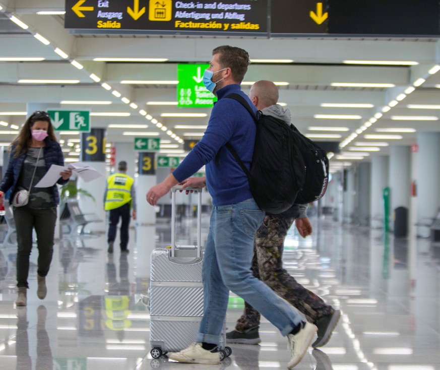 epa09069906 People arrive from Germany at the Son San Joan de Mallorca airport in Balearics, Spain, 12 March 2021. The president of the Mallorca Hotel Business Federation (FEHM), Maria Frontera, has c ...