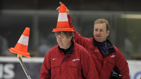 Sport Natitrainer Ralph Krueger, rechts, setzt seinem Assistenztrainer Jakob Koelliker, vorne, waehrend dem Training der Eishockey Nationalmannschaft am Donnerstag, 22. April 2004, in Bratislava, eine ...