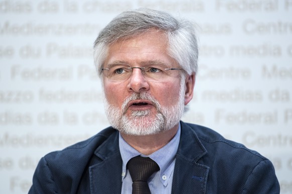 Rudolf Hauri, Kantonsarzt Zug, spricht waehrend einer Medienkonferenz zur Situation des Coronavirus, am Freitag, 1. Mai 2020, in Bern.(KEYSTONE/Peter Schneider)