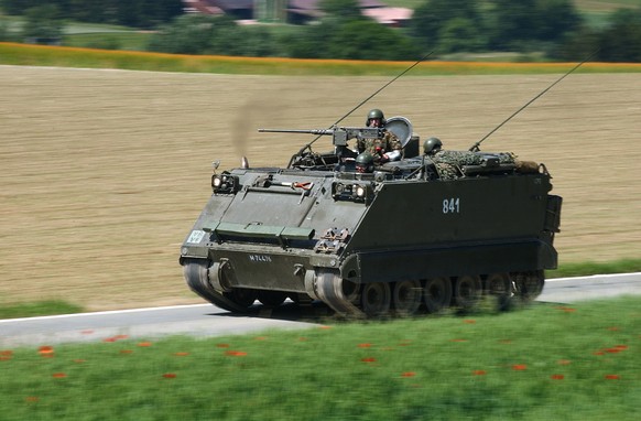Ein Schuetzenpanzer M113 am 4. Juni 2003 in voller Fahrt bei Frauenfeld. (KEYSTONE/Gaetan Bally) === , ===