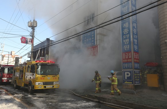 epa06474456 Firefighters try to put out a fire at a hospital in Miryang, southeastern South Korea, 26 January 2018. According to reports, at least eight people were killed and more than 20 others were ...