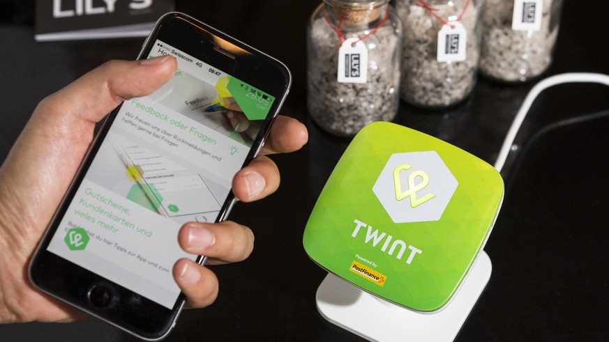 Das TWINT Bezahl App wird benutzt im LILY&#039;S Restaurant am Dienstag, 4. August 2015, in Zurich. Mitte 2015 lanciert TWINT das digitale Portemonnaie fuer die ganze Schweiz. (PHOTOPRESS/Dominic Stei ...