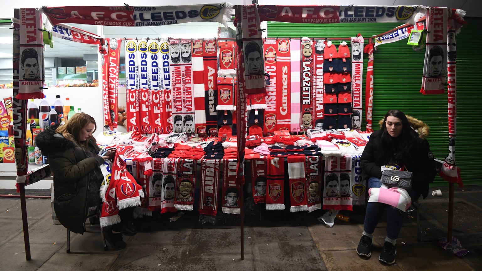 epa08108668 Arsenal&#039;s and Leeds United&#039;s memorabilia is on sale ahead of the English Emirates FA cup third round soccer match between Arsenal FC and Leeds United held at the Emirates stadium ...