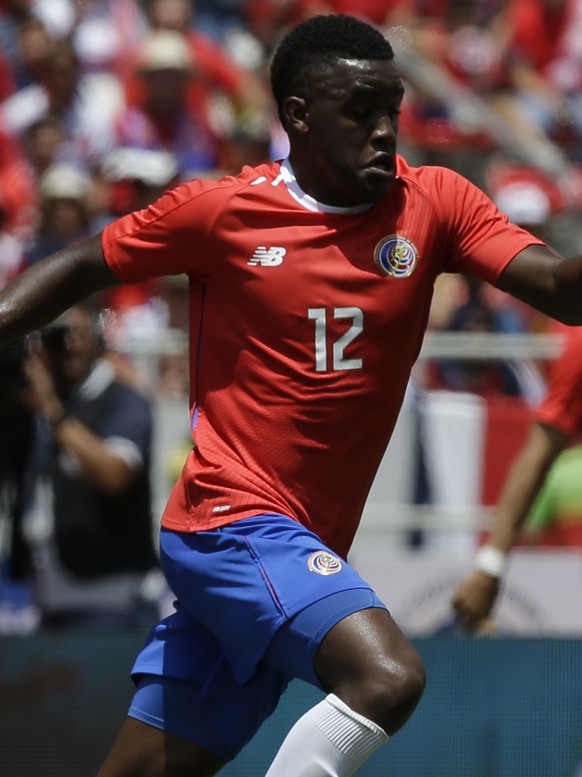 Costa Rica&#039;s Joel Campbell, right, dribbles the ball past Northern Ireland&#039;s Jonny Evans during a friendly soccer match in San Jose, Costa Rica, Sunday, June 3, 2018. (AP Photo/Moises Castil ...