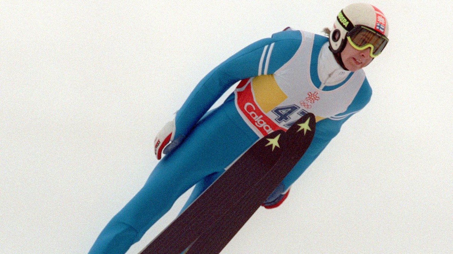 Der Finne Matti Nykaenen gewinnt bei den Olympischen Winterspielen im kanadischen Calgary am 14. Februar1988 das Skispringen von der Normalschanze. Am Ende der Winterspiele avanciert der 25jaehrige mi ...