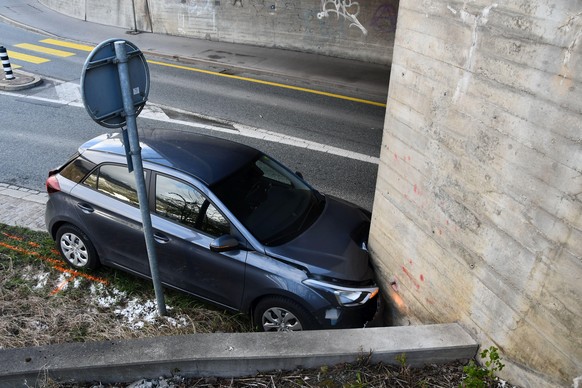 Ein Autolenker ist am Montag in Chur frontal in die Mauer einer Bahnunterführung gekracht. Der 60-Jährige wurde zwar nur leicht verletzt, am Auto entstand aber Totalschaden.