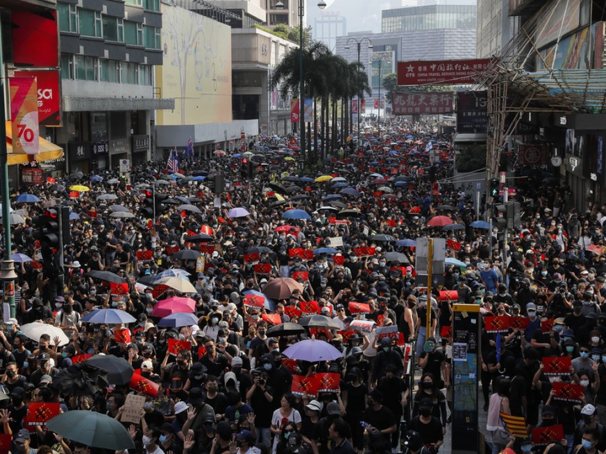 In Hongkong haben wieder Zehntausende Menschen gegen die Regierung protestiert. In einem angen Marsch zogen sie friedlich durch den Stadtteil Kowloon.
