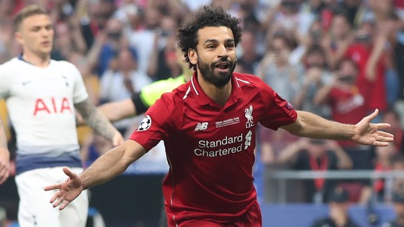 epa07618606 Liverpool&#039;s Mohamed Salah (R) celebrates after scoring a penalty during the UEFA Champions League final between Tottenham Hotspur and Liverpool FC at the Wanda Metropolitano stadium i ...