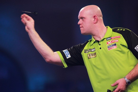 epa08095333 Michael van Gerwen of the Netherlands plays Nathan Aspinall of Britain during their PDC World Darts Championship Semi-Final match at the Alexander Palace in North London, Britain, 30 Decem ...