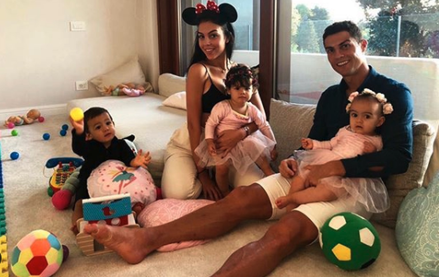 Cristiano Ronaldo kann sich im Sommer voll auf die Familie konzentrieren – er wird bei Juve bleiben.