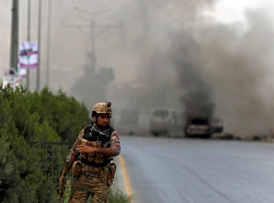 Hohe Rauchsäulen: Die Angreifer setzten auch Panzerfäuste gegen die Sicherheitskräfte ein.