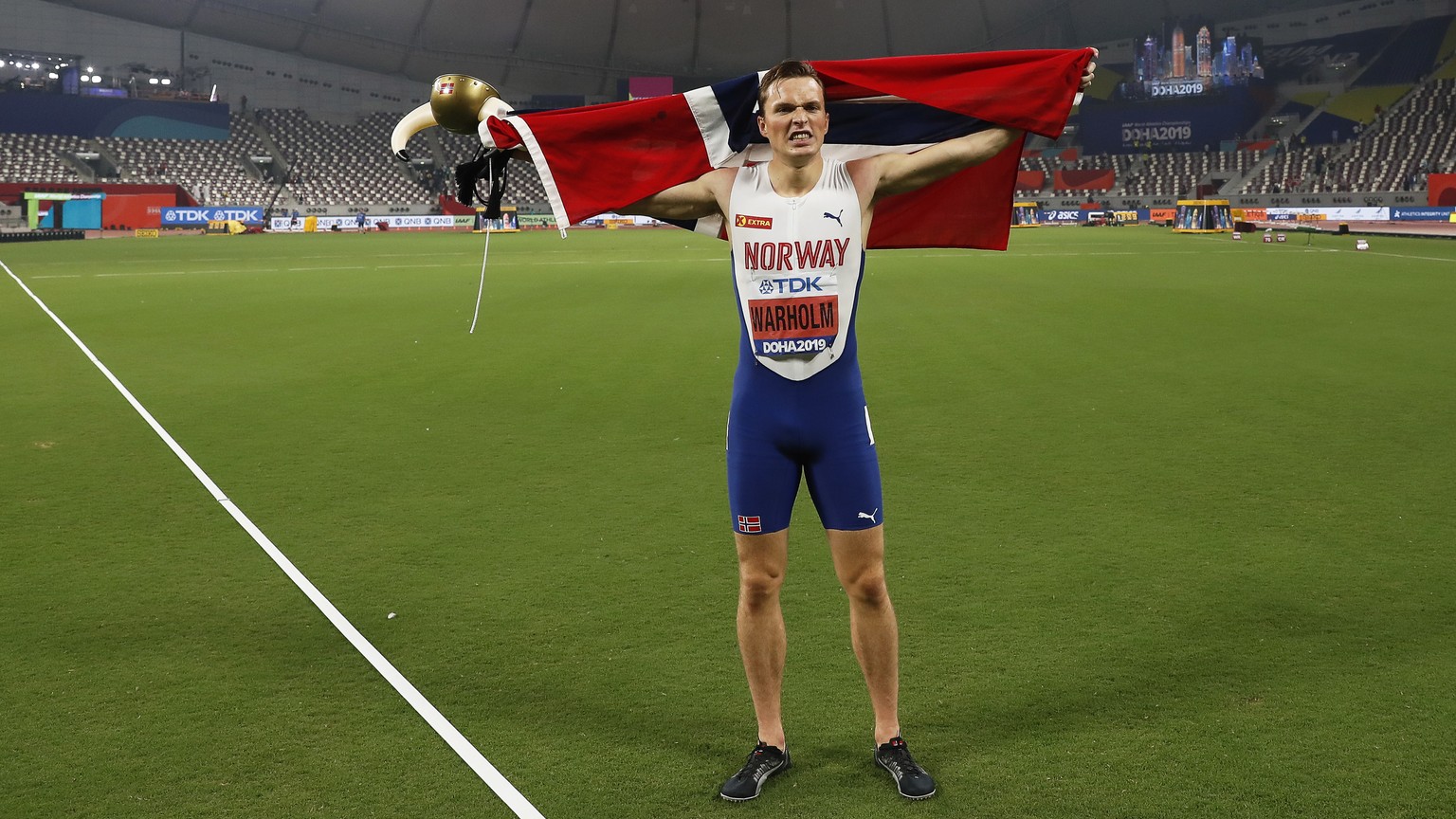 epa07883562 Karsten Warholm of Norway celebrates after winning the men&#039;s 400m Hurdles final at the IAAF World Athletics Championships 2019 at the Khalifa Stadium in Doha, Qatar, 30 September 2019 ...