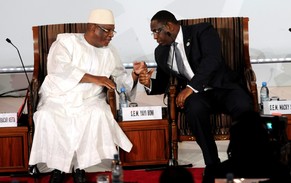 Ibrahim Boubacar Keita (links), Präsident Malis, im Gespräch mit Macky Sall, Präsident Senegals, während eines Treffens in Dakar.