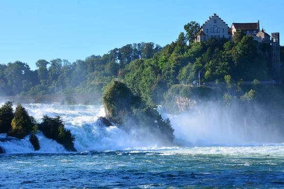 Der circa 15'000 Jahre alte Rheinfall ist der grösste Wasserfall von Europa.