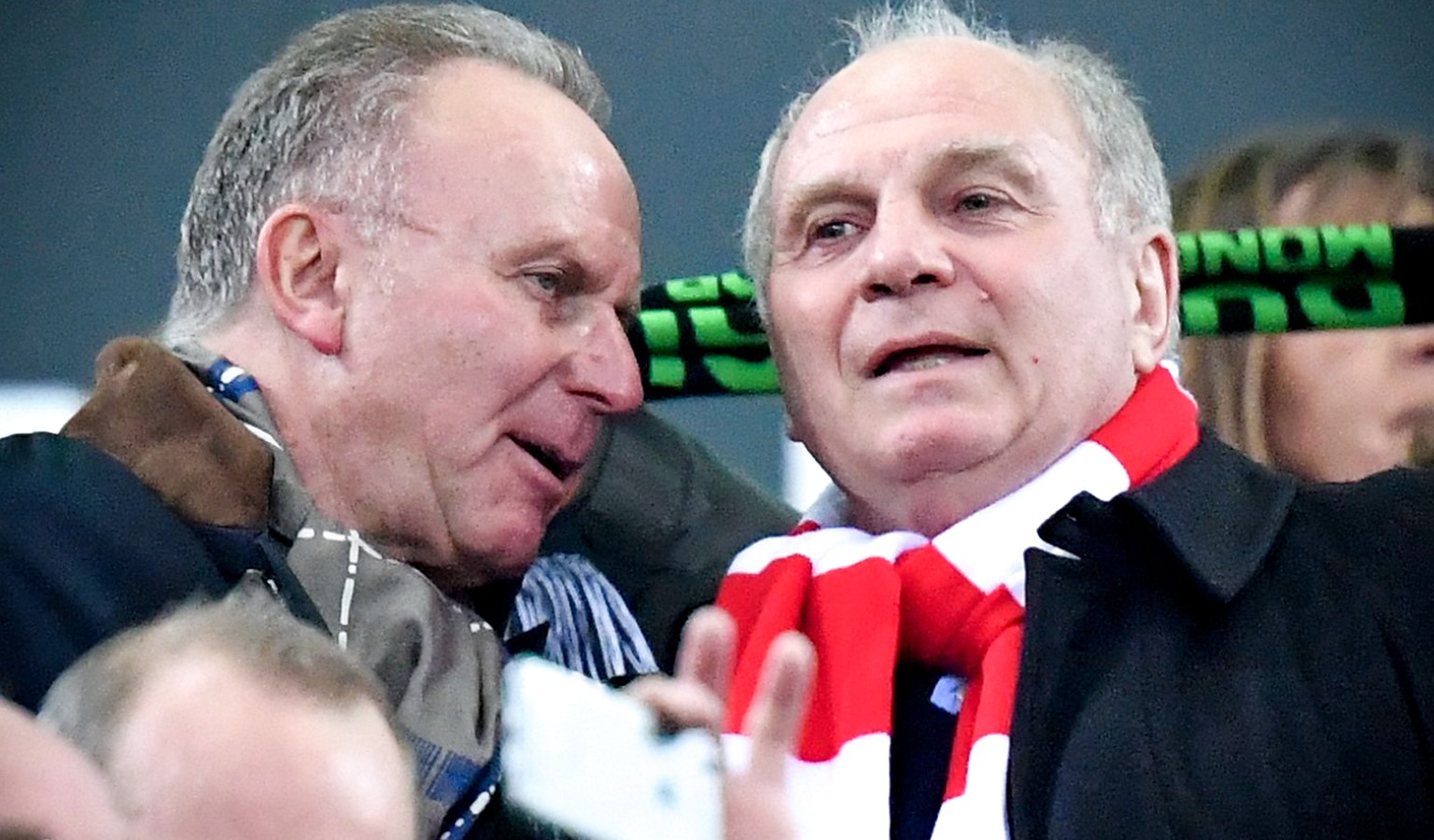 epa07409257 Bayern&#039;s chairman of the board Karl-Heinz Rummenigge (L) and Bayern&#039;s president Uli Hoeness (R) during the German Bundesliga soccer match between Borussia Moenchengladbach and FC ...