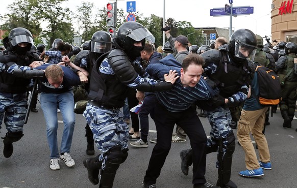epa06024586 Russian police officers detain participants of an unauthorized opposition rally in Tverskaya street in central Moscow, Russia, on Russia Day, 12 June 2017. Russian liberal opposition leade ...
