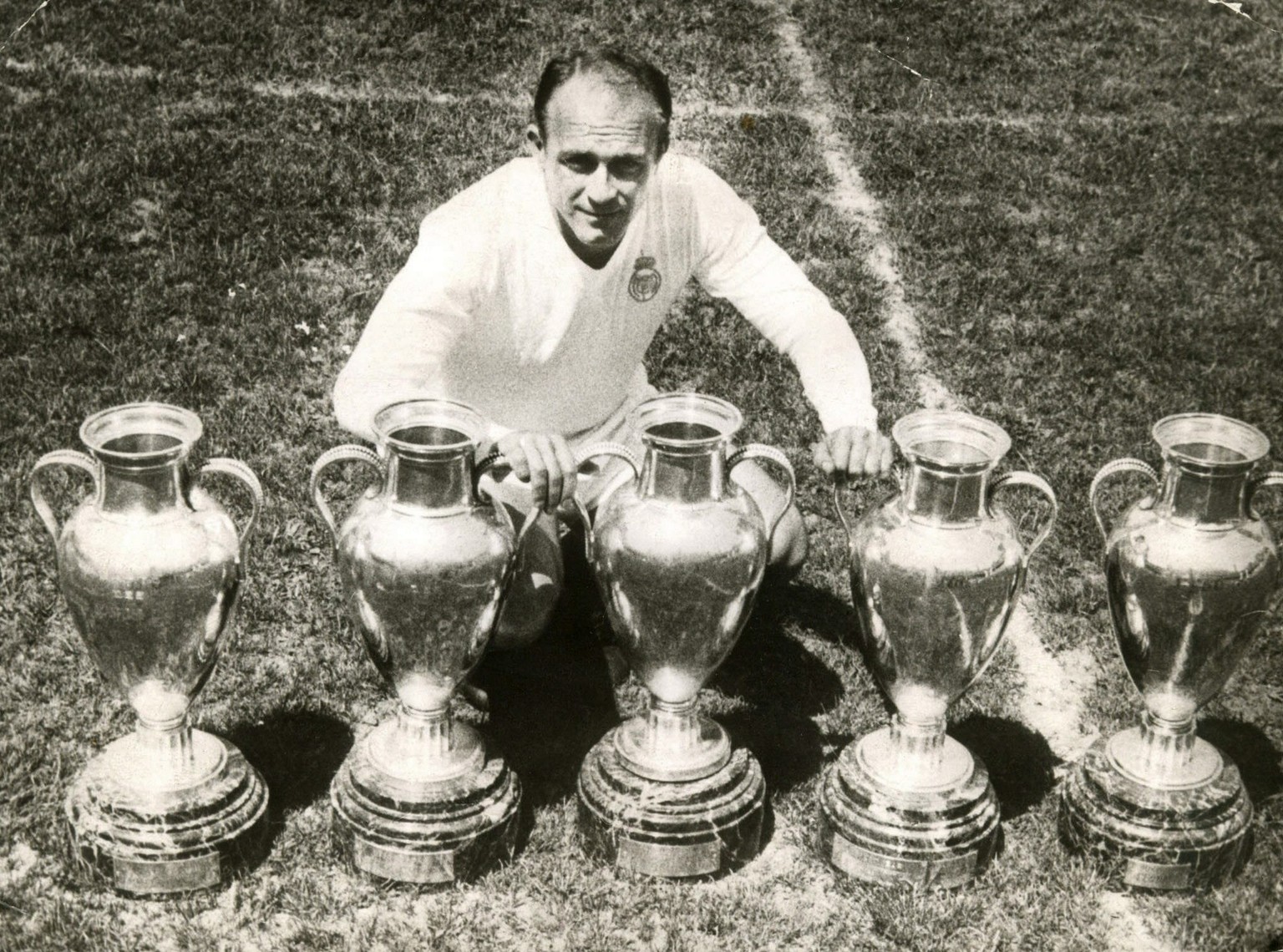 Alfredo Di Stefano 1960 mit den damaligen fünf Meistercup-Pokalen von Real Madrid.