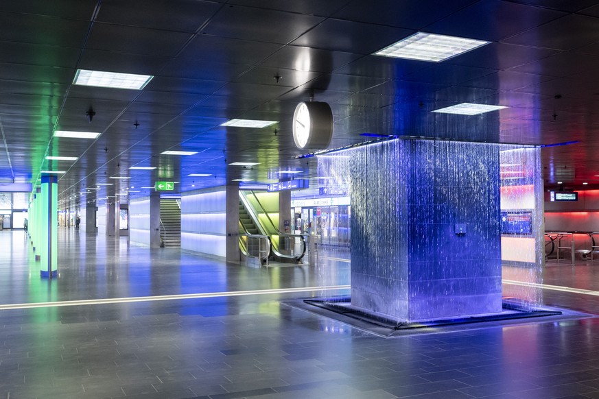 Menschenleer zeigt sich der Hauptbahnhof in Zuerich am Donnerstag, 19. Maerz 2020. Das Schweizer OeV-Angebot wird ab heute, im Zusammenhang mit dem Coronavirus, schrittweise reduziert.(KEYSTONE/Ennio  ...