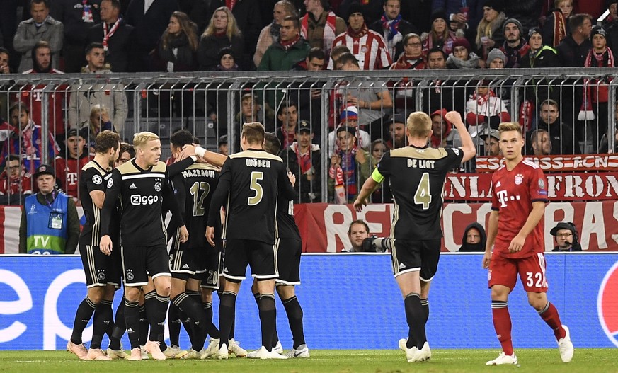 epa07064766 Ajax Amsterdam players celebrate the 1-1 goal during the UEFA Champions League Group E soccer match between Bayern Munich and Ajax Amsterdam in Munich, Germany, 02 October 2018. EPA/LUKAS  ...