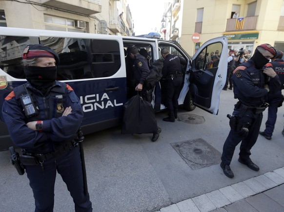 epa06242409 Spanish National Police agents get inside their vehicle next to a group of Mossos d&#039;Esquadra (L) in Barcelona, northeastern Spain, 03 October 2017, during a demonstration held by resi ...