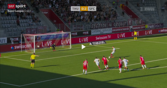 Guillaume Faivre hält den Penalty von Sébastien Wüthrich. Der Thun-Goalie berührt die Linie wohl mit mindestens einem Fuss, genau zu sehen ist es aber nicht.