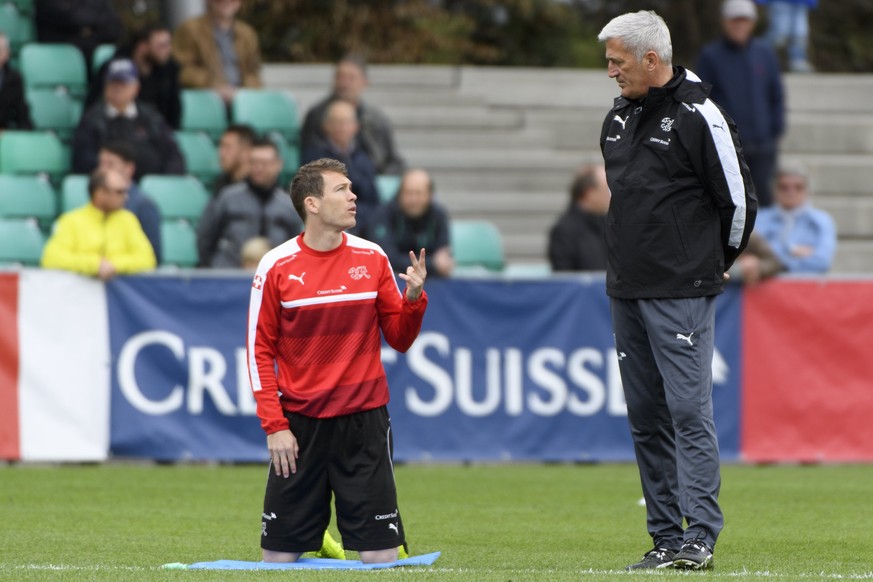 epa05861605 Swiss head coach Vladimir Petkovic (R) talks to his player Stephan Lichtsteiner during a training session of the Swiss national soccer team at Juan-Antonio Samaranch stadium, in Lausanne,  ...
