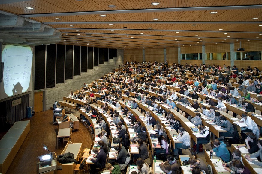Students follow professor Dr. Thomas Berndt&#039;s lecture on controlling and accounting in the big auditorium &quot;Audimax&quot; at the University of St. Gallen (HSG) in St. Gallen, Switzerland, pic ...