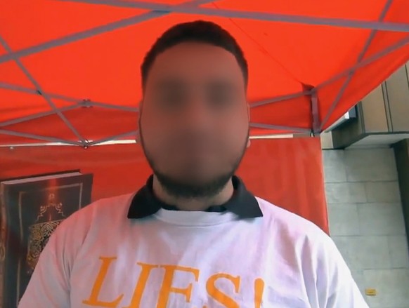 SCREENSHOT -- Der mutmassliche Jihadreisende, ein junger Ostschweizer Logistik-Fachmann bei einer Koran-Verteilaktion in Oerlikon 2013. Der Ostschweizer mit tuerkischen Wurzeln reiste mit seiner schwa ...
