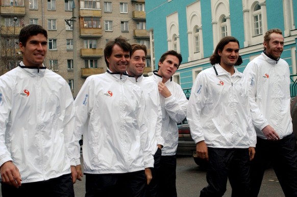 Das Schweizer Daviscup Team Ivo Heuberger, Peter Carter, George Bastl, Michel Kratochvil, Roger Federer und Marc Rosset, v.l.n.r., auf dem Weg zur Olypiahalle in Moskau am Donnerstag, 7. Februar 2002, ...