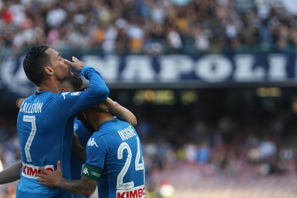 epa06752688 Napoli&#039;s Jose Callejon (L) jubilates with his teammates after scoring a goal during the Italian Serie A soccer match SSC Napoli vs FC Crotone at San Paolo stadium in Naples, Italy, 20 ...