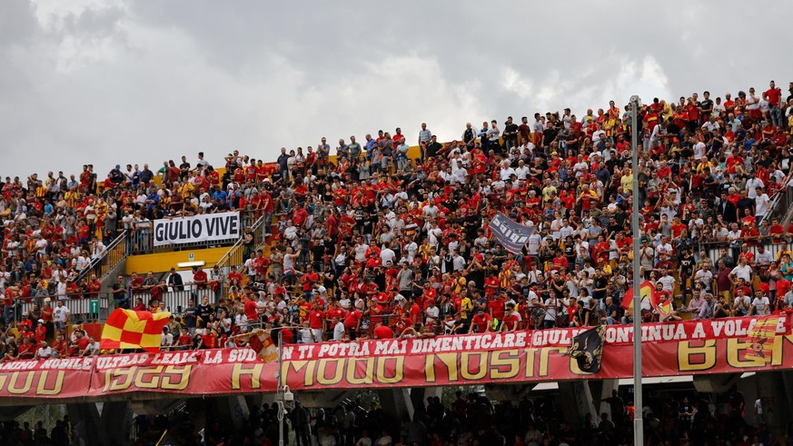 epa06196552 Supporters of Benevento cheer their team during the Italian Serie A soccer match between Benevento Calcio and Torino FC in Benevento, Italy, 10 September 2017. EPA/Mario Taddeo