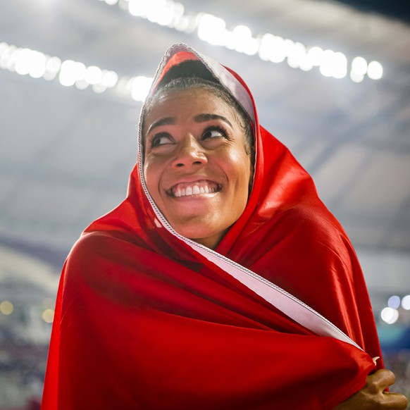 ARCHIV - ZUM JAHRESRUECKBLICK 2019 - SPORT STELLEN WIR IHNEN FOLGENDES BILDMATERIAL ZUR VERFUEGUNG - Bronze medal Mujinga Kambundji from Switzerland celebrates during the women&#039;s 200 meters final ...