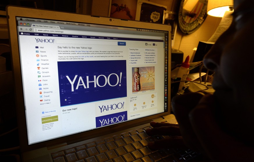 epa05440188 (FILE) A file picture dated 04 September 2013 shows a person looking at a computer screen with Yahoo!&#039;s homepage in Los Angeles, California, USA. US telecommunications giant Verzion o ...