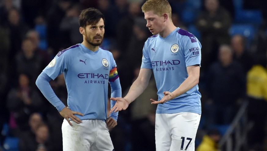 Manchester City&#039;s David Silva, left, speaks with Manchester City&#039;s Kevin De Bruyne during the English Premier League soccer match between Manchester City and Manchester United at Etihad stad ...