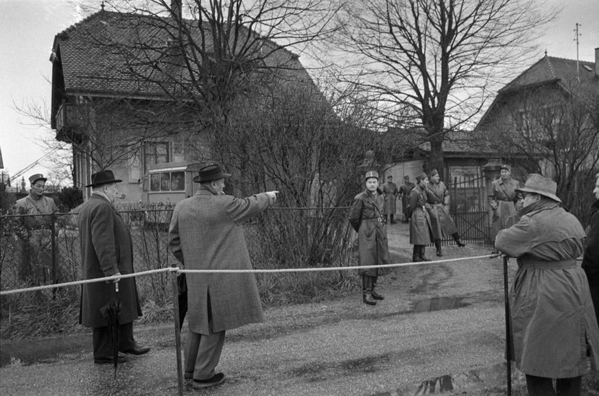 Polizisten bei der Sicherung des Tatortes im Mordfall Zumbach, aufgenommen am 2. Mai 1958. Am 1. Mai 1958 wird der Landmaschinenhaendler Charles Zumbach in diesem, seinem Haus im Genfer Vorort Plan-le ...