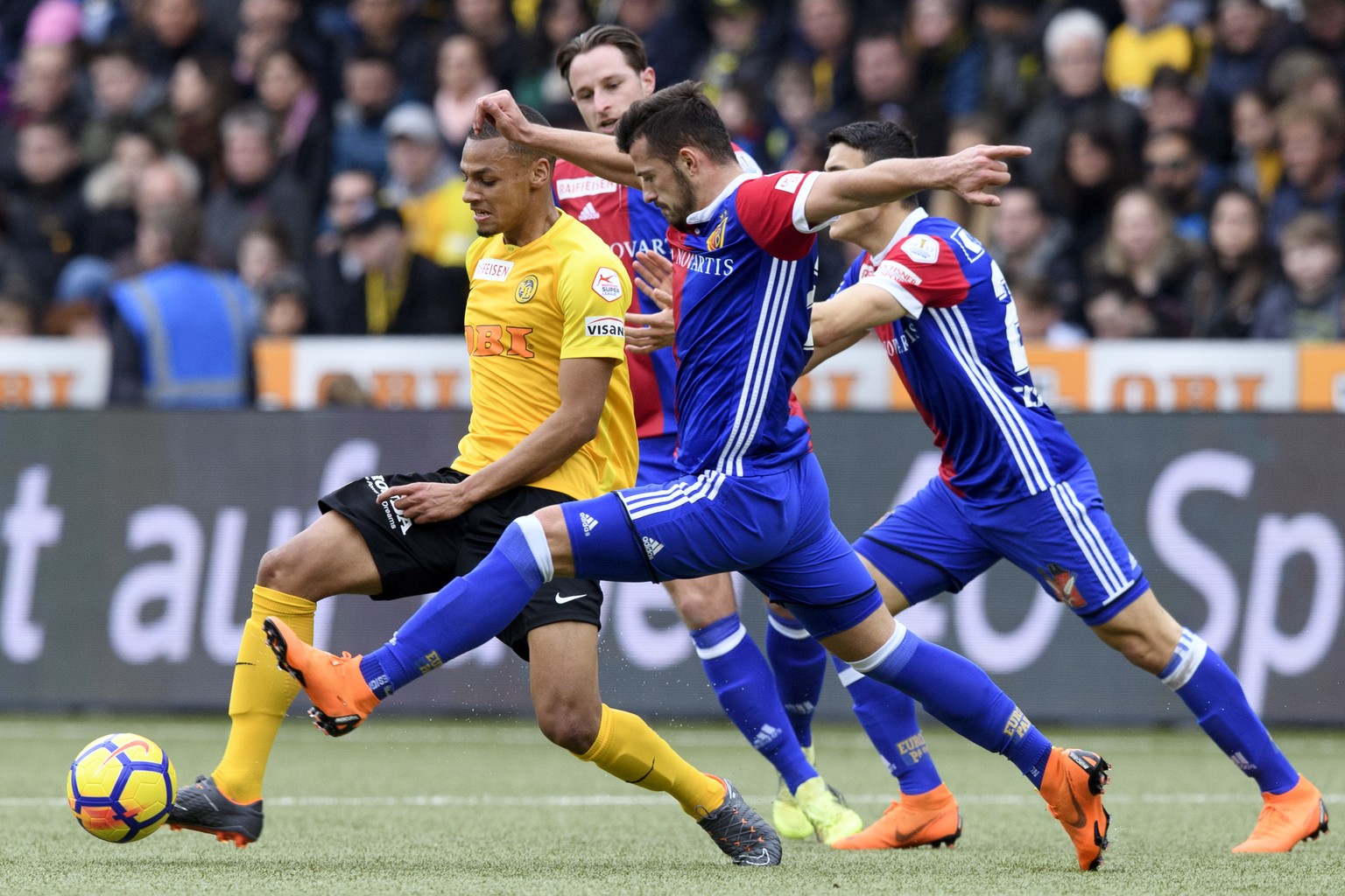 Bern&#039;s Djibril Sow, left, fights for the ball against Basel&#039;s Albian Ajeti, right, during a Super League match between BSC Young Boys Bern and FC Basel, Monday, April 2, 2018 at the Stade de ...