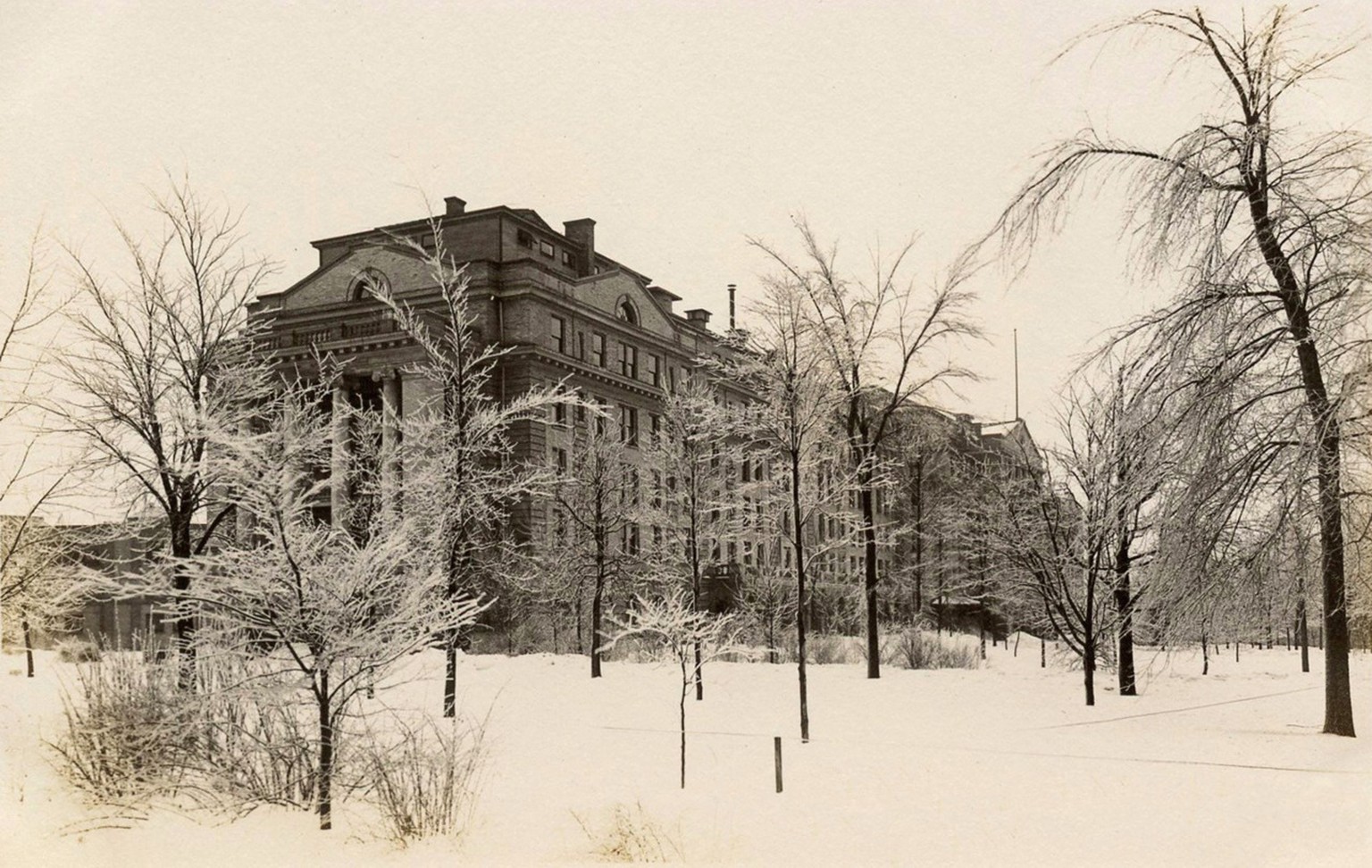 Eine Postkarte des Sanatoriums aus der Zeit der Jahrhundertwende. Das Gebäude brannte bald darauf ab und wurde 1902 neu errichtet.&nbsp;