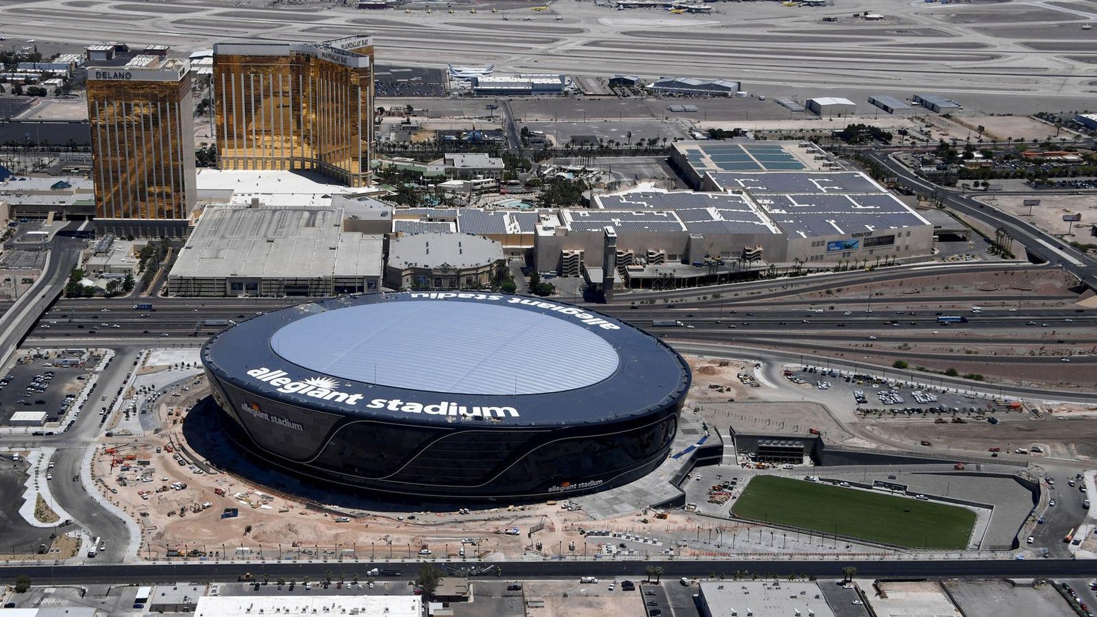 Das neue Allegiant Stadium der Las Vegas Raiders liegt gleich hinter dem Mandalay-Bay-Hotel.