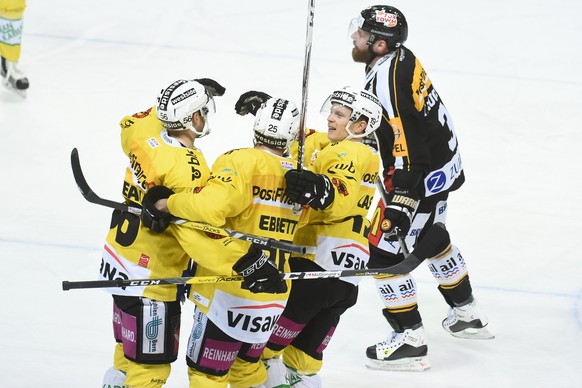 Bern&#039;s player Maxim Noreau, Bern&#039;s player Andrew Ebbett and Bern&#039;s player Ryan Lasch, from left, celebrate the 1-0 goal, during the preliminary round game of National League A (NLA) Swi ...