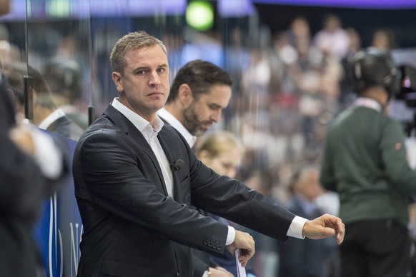 Head Coach from Zug, Dan Tangnes, left, and Assistant Coach Josh Holden, right, during the Champions Hockey League group D match between Switzerland&#039;s EV Zug and Eisbaeren Berlin from Germany, in ...