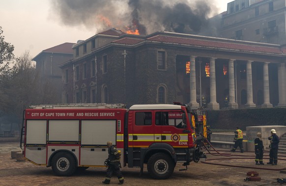 epa09143781 Fire fighters battle a blaze that destroyed the nearly 200-year-old Jagger Library on the University of Cape Town (UCT) campus in Cape Town, South Africa, 18 April 2021. A bushfire on the  ...