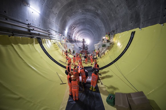 Der Eppenbergtunnel waehrend den Innenausbauarbeiten anlaesslich einer Medienfuehrung durch die Baustelle am Mittwoch, 18. Juli 2018, bei Woeschnau im Kanton Aargau. (KEYSTONE/Urs Flueeler)