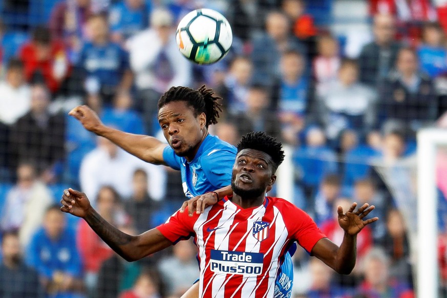 epa06731237 Atletico Madrid&#039;s Ghanaian player Thomas Partey (R) in action against Getafe&#039;s French striker Loic Remy (L) during the Spanish Primera Division soccer match between Getafe CF and ...