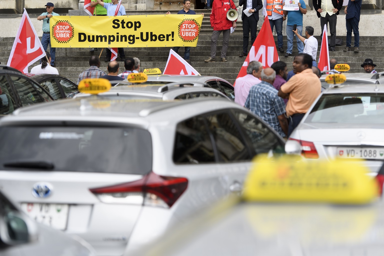 ARCHIVBILD ZUR MK DER UNIA ZUM THEMA PLATTFORM-ARBEIT --- Des chauffeurs de Taxi lausannois manifestent contre la reconnaissance de Uber comme centrale d&#039;appels ce mardi 8 mai 2018 a Lausanne. Le ...