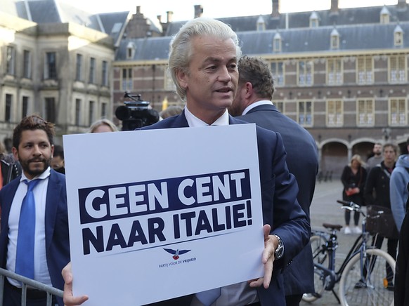 &quot;Kein Cent nach Italien&quot;: Der niederl�ndische Oppositionspolitiker Geert Wilders beim Besuch des italienischen Premiers Giuseppe Conte bei seinem Amtskollegen Mark Rutte am Freitag in Den Ha ...