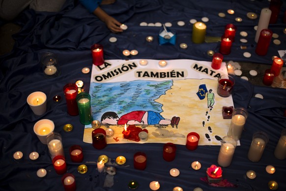 An einer Mahnwache in Barcelona wird mit Kerzen des verstorbenen syrischen Kindes gedacht.