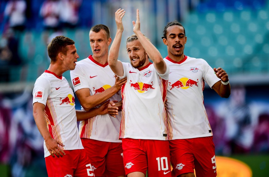 epa08683815 Leipzig&#039;s Emil Forsberg celebrates with Leipzig&#039;s Dani Olmo (L), Leipzig&#039;s Lukas Klostermann (2nd -L) and Leipzig&#039;s Yussuf Poulsen (R) after scoring during the German B ...