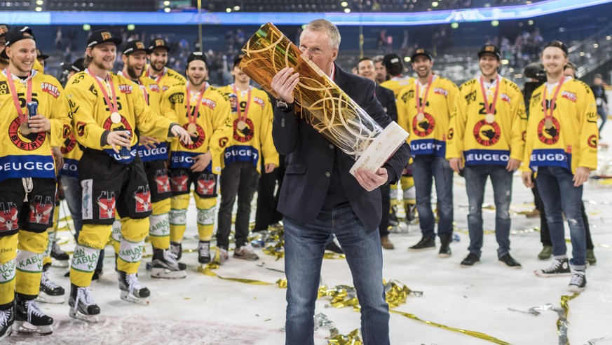 Der Berner SC Bern Cheftrainer Kari Jalonen kuesst den Meisterpokal und feiert mit seiner Mannschaft als Eishockey Schweizermeister nach dem sechsten Eishockey Playoff-Finalspiel der National League A ...